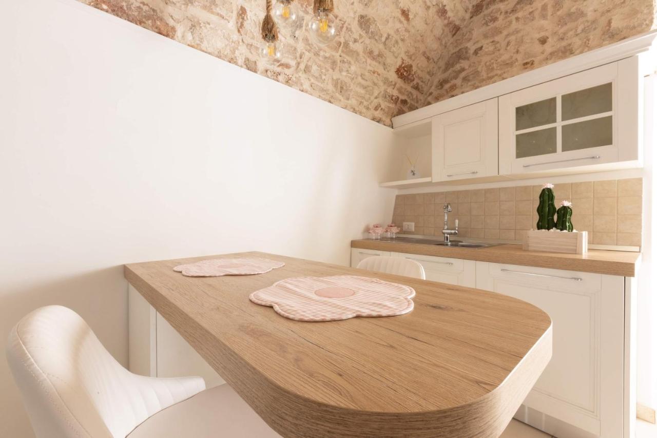 B&B La Finestra Sui Giardini 산테라모 인 콜레 외부 사진